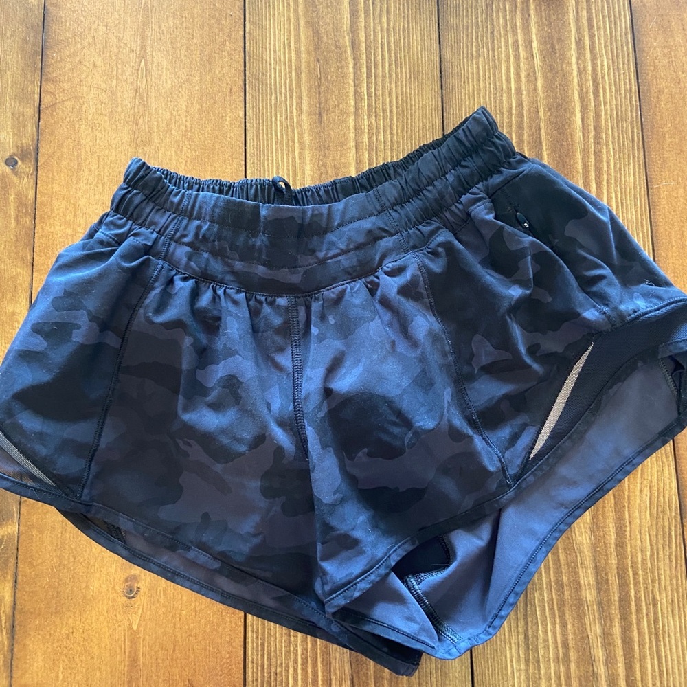 LULULEMON CAMO HOTTY HOT 2” SIZE 4
